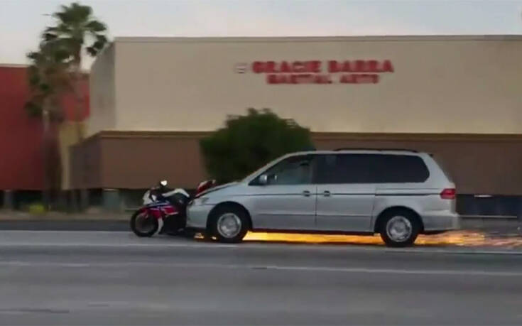 Φρικτό τροχαίο στην Καλιφόρνια: Μίνι βαν πέφτει πάνω σε μοτοσυκλέτα και τη σέρνει για πολλή ώρα