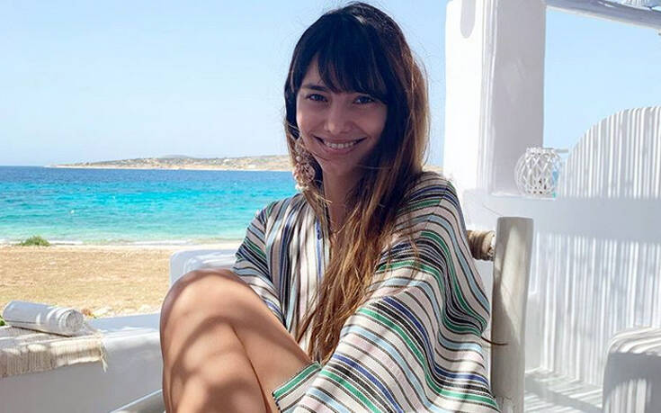 Η Ηλιάνα Παπαγεωργίου κατεβάζει το φόρεμά της και μπαίνει στη θάλασσα