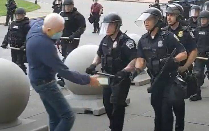 ΗΠΑ: Αστυνομικοί παραιτήθηκαν επειδή τέθηκαν σε διαθεσιμότητα συνάδελφοί τους που έσπρωξαν ηλικιωμένο