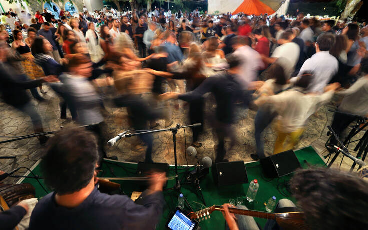 Η χαλάρωση κοστίζει: Καθ’οδόν το δεύτερο κύμα πανδημίας, λένε οι επιστήμονες – Πώς θα αποφύγουμε νέο lockdown μες το καλοκαίρι