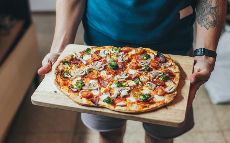 Δυο τρόποι για λαχταριστή σπιτική πίτσα