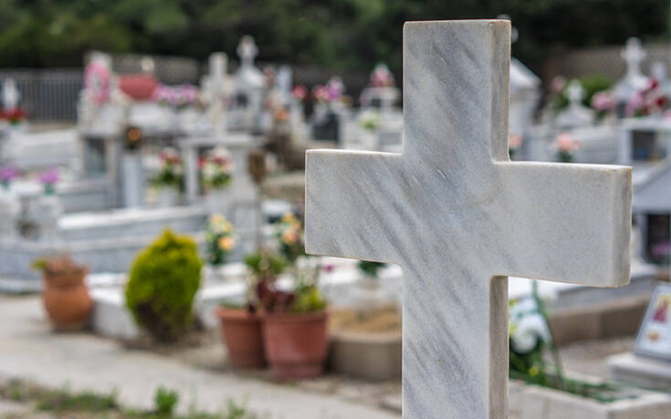 Έπεσε ξύλο πάνω από τα μνήματα σε νεκροταφείο της Λαμίας