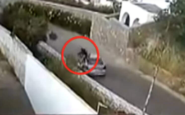 Βίντεο ντοκουμέντο που σοκάρει: Αυτοκίνητο πέφτει με ιλιγγιώδη ταχύτητα πάνω σε 24χρονο μοτοσικλετιστή στην Κρήτη