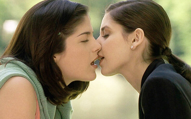 Σάρα Μισέλ Γκέλαρ και Σέλμα Μπλερ επανέλαβαν το καυτό φιλί από το «Cruel Intentions» σε&#8230; κορονοέκδοση