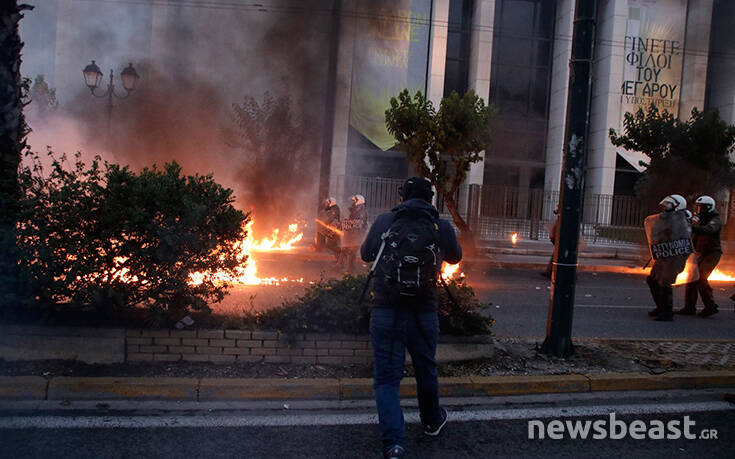 Βίντεο ντοκουμέντο από τη στιγμή της έντασης στην αμερικάνικη πρεσβεία: Φωτιές και χημικά παντού