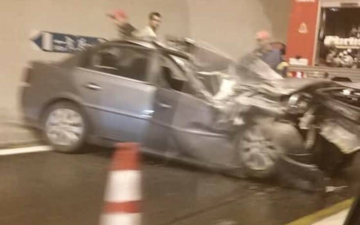 Σοκαριστικές εικόνες στη Βέροια: Αυτοκίνητο συγκρούστηκε με φορτηγό σε τούνελ – Ένας τραυματίας