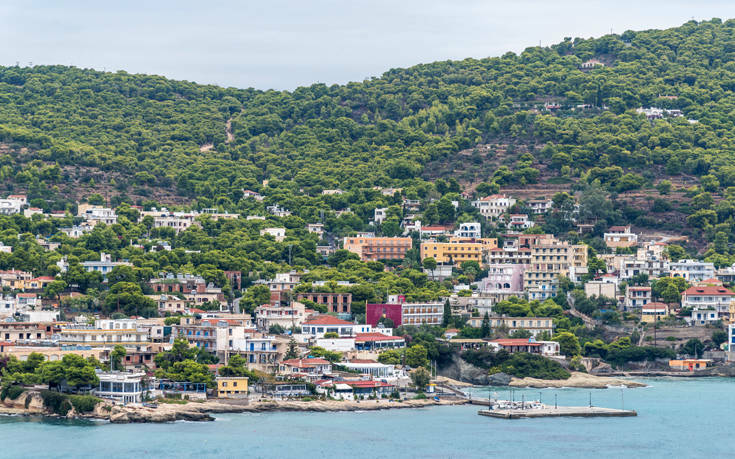 Χωρίς ρεύμα η Αίγινα λόγω της φωτιάς στα Μέθανα