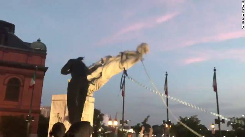 Διαδηλωτές αποκαθήλωσαν άγαλμα του Χριστόφορου Κολόμβου στη Βαλτιμόρη