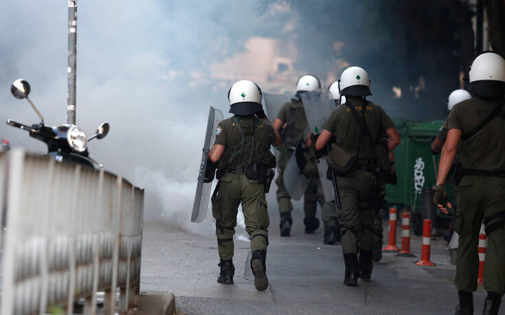 Ειδικοί φρουροί καταγγέλλουν ότι αστυνομικός απέτρεψε σύλληψη κουκουλοφόρου στα χθεσινά επεισόδια