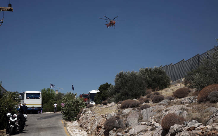 Φωτιά στη Βάρη: Υπό μερικό έλεγχο τέθηκε η πυρκαγιά