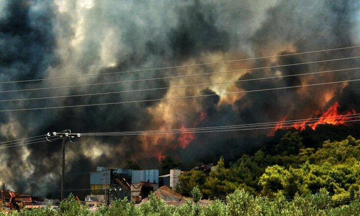 Ανεξέλεγκτη η φωτιά στις Κεχριές: Οι φλόγες έφτασαν σε σπίτι &#8211; Ενισχύονται οι δυνάμεις της Πυροσβεστικής