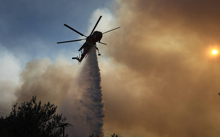 Φωτιά στις Κεχριές: Διάσπαρτες εστίες και διαρκείς αναζωπυρώσεις δυσχαιρένουν το έργο της Πυροσβεστικής