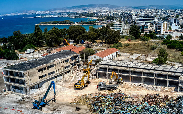 Μπήκαν οι μπουλντόζες στο Ελληνικό: Εικόνες από τα έργα κατεδάφισης που ξεκίνησαν