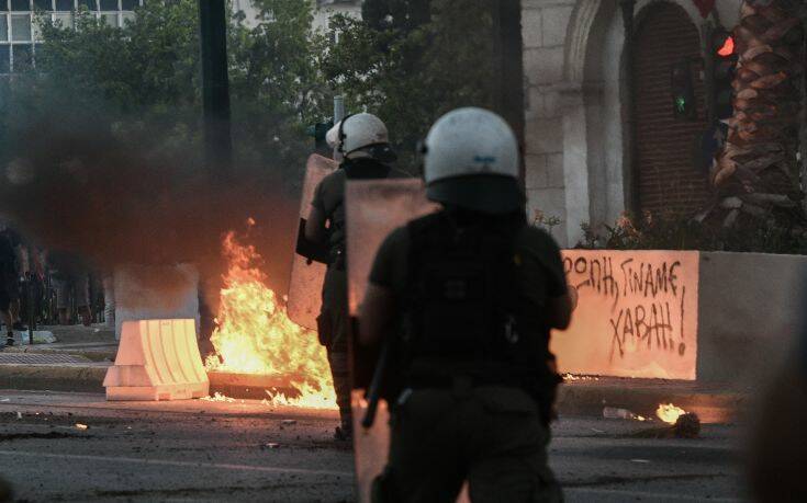 «Ψέμα τα περί αστυνομικού του ΣΥΡΙΖΑ που απέτρεψε σύλληψη κουκουλοφόρου» λέει η Κουμουνδούρου