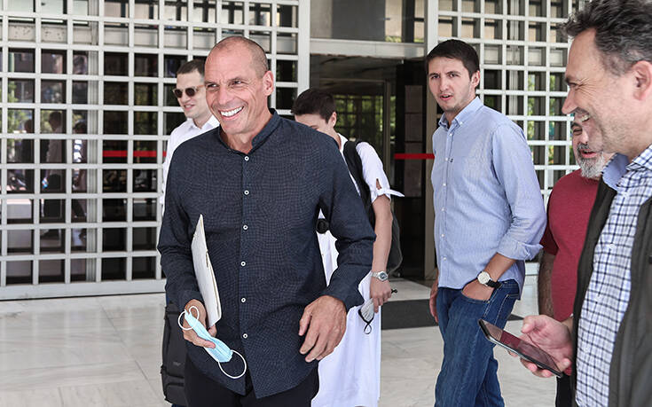 Βαρύτατη εξύβριση από άνδρα των ΜΑΤ καταγγέλλει ο Γιάννης Βαρουφάκης – ΕΔΕ από την αστυνομία