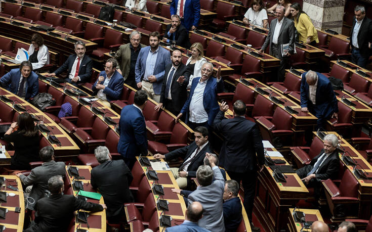 Χαμός στη Βουλή: Αποβλήθηκε από την αίθουσα της Ολομέλειας βουλευτής του ΣΥΡΙΖΑ για απρεπή χειρονομία