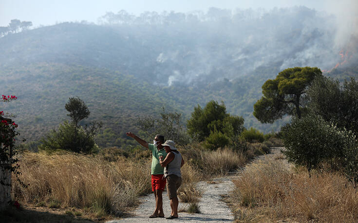 Καλύτερη η εικόνα της φωτιάς στις Κεχριές Κορινθίας &#8211; Προβληματίζει η ενίσχυση ανέμων από το μεσημέρι