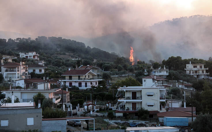 Εκπρόσωπος Πυροσβεστικής: Πάρα πολλές οι διάσπαρτες εστίες στην Κορινθία, σε δύο σημεία τα μεγαλύτερα προβλήματα