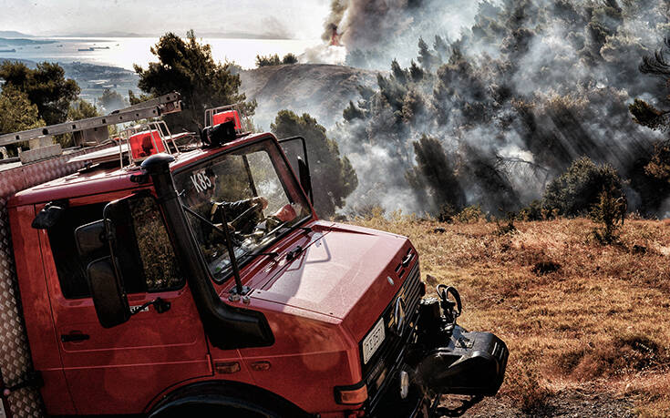 Φωτιά στην Αχαΐα: Ενισχύονται οι πυροσβεστικές δυνάμεις &#8211; Μάχη με τις φλόγες από επίγεια και εναέρια μέσα