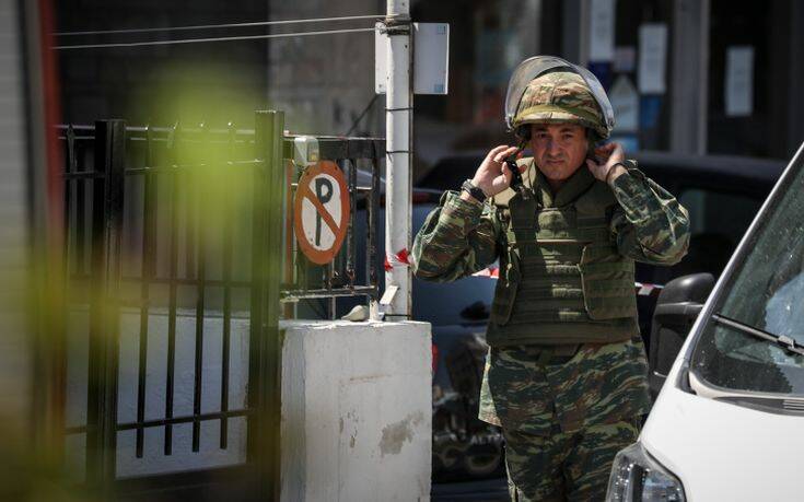 Απασφαλισμένη η χειροβομβίδα στη Νίκαια – Για ώρα σε κίνδυνο οι ιδιοκτήτες του πλυντηρίου αυτοκινήτων και η αστυνομία