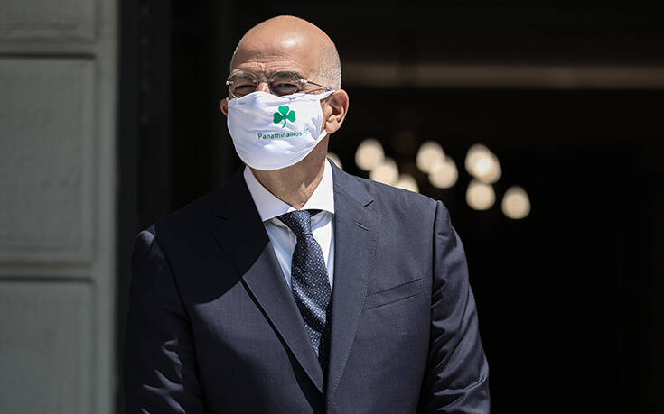 O Δένδιας υποδέχθηκε την Ισπανίδα ΥΠΕΞ με μάσκα του Παναθηναϊκού