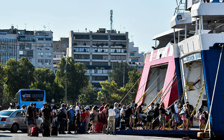 Αυξημένη από το πρωί η κίνηση στο λιμάνι του Πειραιά – 23 δρομολόγια σήμερα