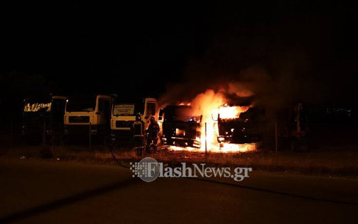 Λαμπάδιασαν φορτηγά στα Χανιά – Πρόλαβε την επέκταση η Πυροσβεστική