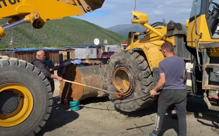 Η αλλαγή ελαστικού από μπουλντόζα μπορεί να γίνει πολύ επικίνδυνη