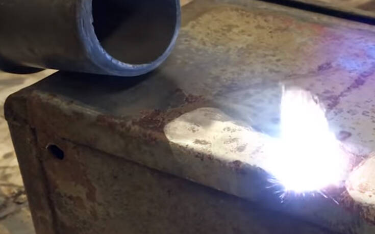 Λέιζερ κάνει μεταλλικές επιφάνειες σαν καινούρια