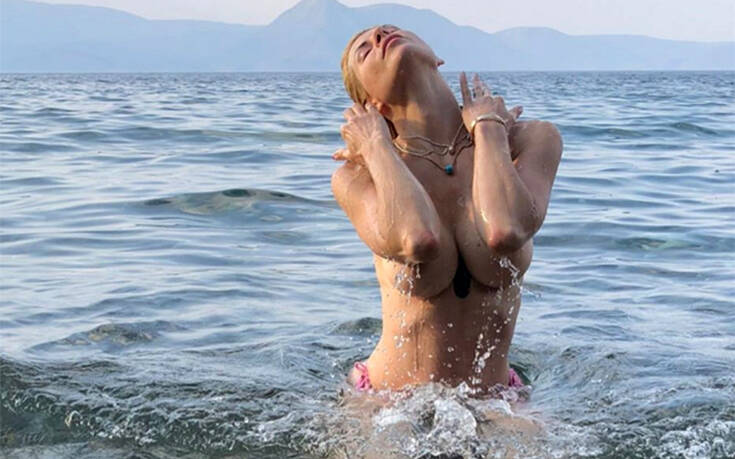 Η Ευρυδίκη Παπαδοπούλου ποζάρει topless και ανεβάζει στα ύψη τη θερμοκρασία
