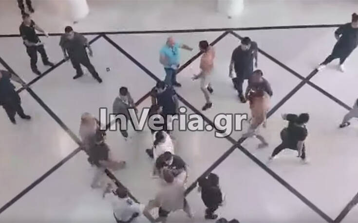 Πιάστηκαν στα χέρια μέσα στο δικαστικό μέγαρο Βέροιας – Βίντεο με τη συμπλοκή