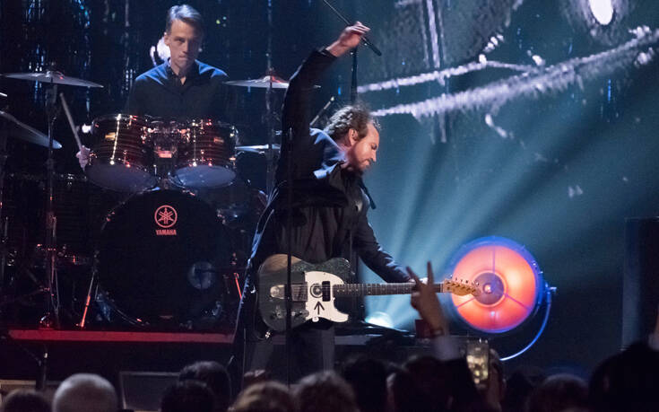 Pearl Jam: Απέτισαν φόρο τιμής στους θαυμαστές τους που σκοτώθηκαν στο Φεστιβάλ Ροκσάιλντ
