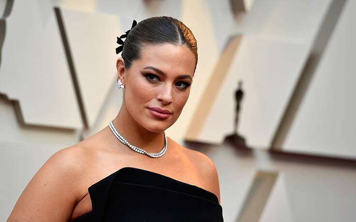 Η Ashley Graham δείχνει τις ραγάδες της εγκυμοσύνης και καλεί τις γυναίκες να κάνουν το ίδιο