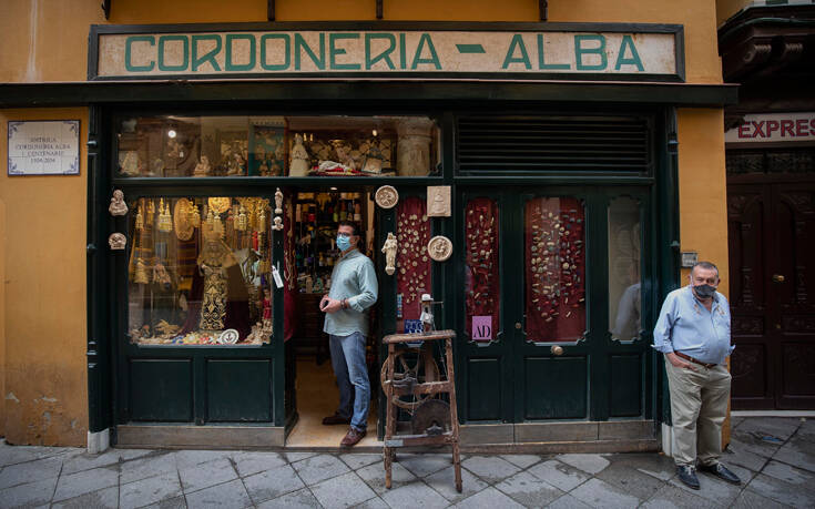 Υποχρεωτική παντού η μάσκα στην Καταλονία