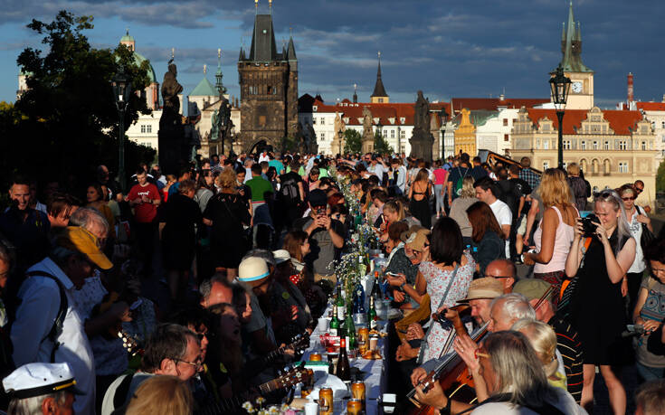 Πράγα: Γιόρτασαν το τέλος του κορονοϊού με συνωστισμό