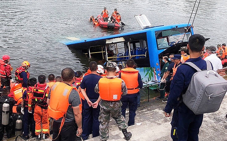 Επίτηδες έριξε το λεωφορείο στη λίμνη ο οδηγός στην Κίνα &#8211; Τραγικός θάνατος για 21 μαθητές