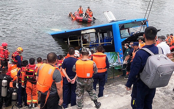Επίτηδες έριξε το λεωφορείο στη λίμνη ο οδηγός στην Κίνα – Τραγικός θάνατος για 21 μαθητές