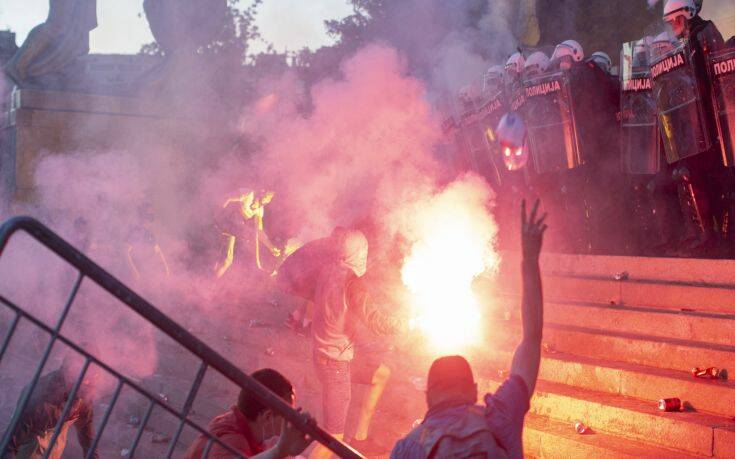 Νέα νύχτα επεισοδίων στο Βελιγράδι