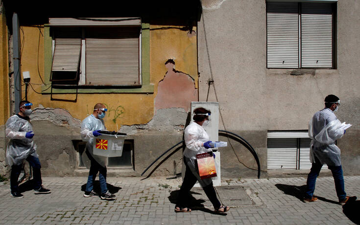 Κρίσιμες βουλευτικές εκλογές σήμερα στη Βόρεια Μακεδονία &#8211; Με μάσκες οι ψηφοφόροι, τι δείχνουν οι δημοσκοπήσεις