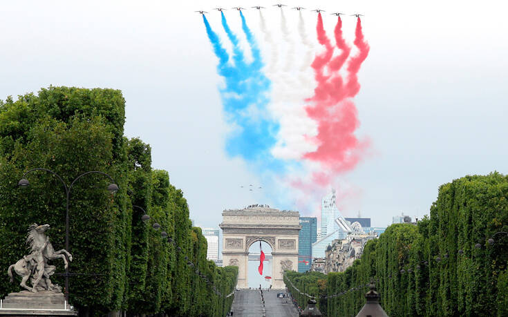 «Μίνι» παρέλαση στο Παρίσι για τη 14η Ιουλίου λόγω κορονοϊού, τιμήθηκαν Ένοπλες Δυνάμεις και Υγειονομικοί