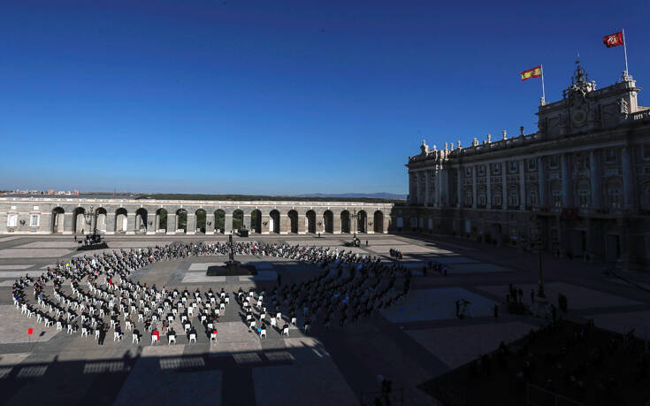 Με μαύρες μάσκες και συγκίνηση η Ισπανία τίμησε τη μνήμη των 28.400 νεκρών από τον κορονοϊό