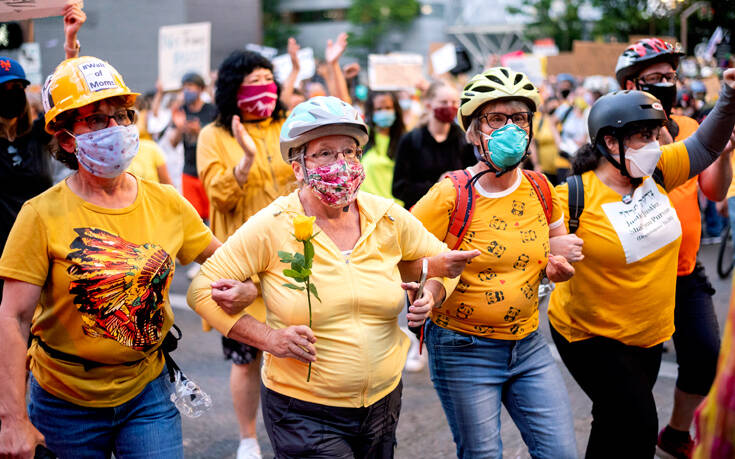 Wall of Moms: Οι μητέρες της Αμερικής σχηματίζουν ανθρώπινο τείχος απέναντι στις ομοσπονδιακές δυνάμεις του Τραμπ