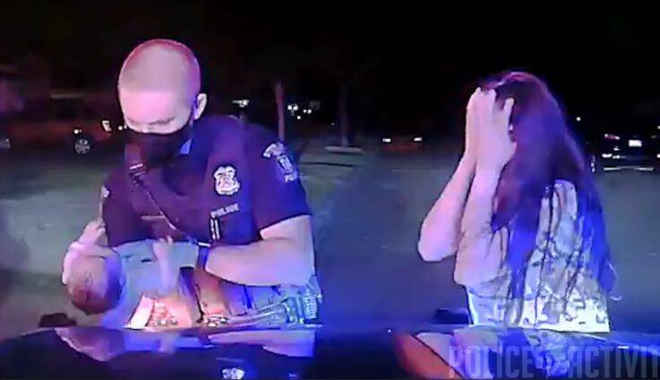 Συγκινεί η αγωνιώδης προσπάθεια αστυνομικού να σώσει βρέφος 3 εβδομάδων – Δείτε το βίντεο