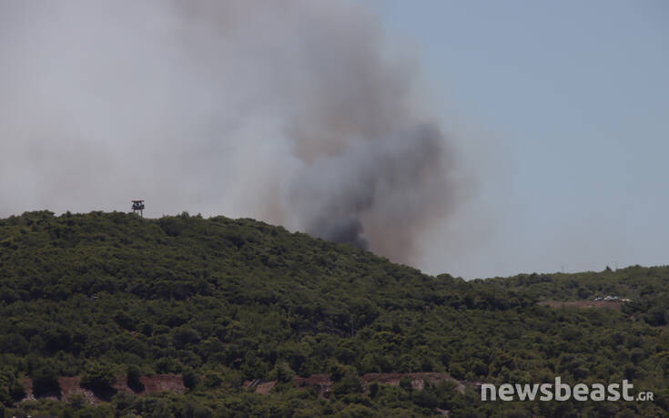 Μεγάλη φωτιά στο Λαύριο: Οι πρώτες εικόνες