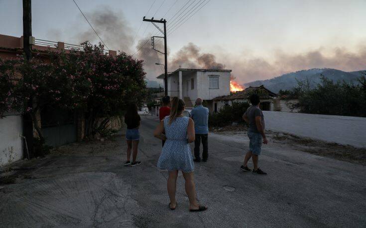 Φωτιά στην Κορινθία: Ολονύχτια μάχη με τη φωτιά σε πέντε μέτωπα – Δύσκολες ώρες για τους κατοίκους