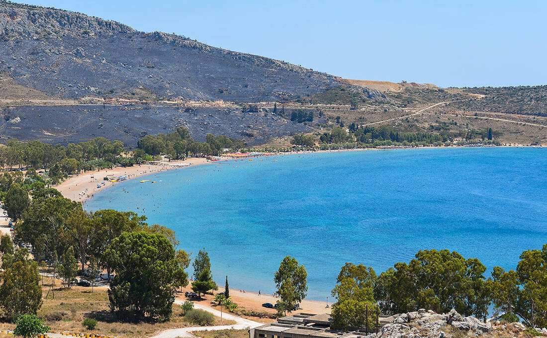 Η παραλία πίσω από το βράχο του Παλαμηδίου