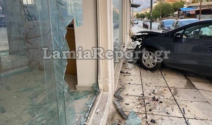 Αυτοκίνητο έπεσε πάνω σε τζαμαρία καταστήματος και οι κλέφτες βρήκαν ευκαιρία να μπουκάρουν