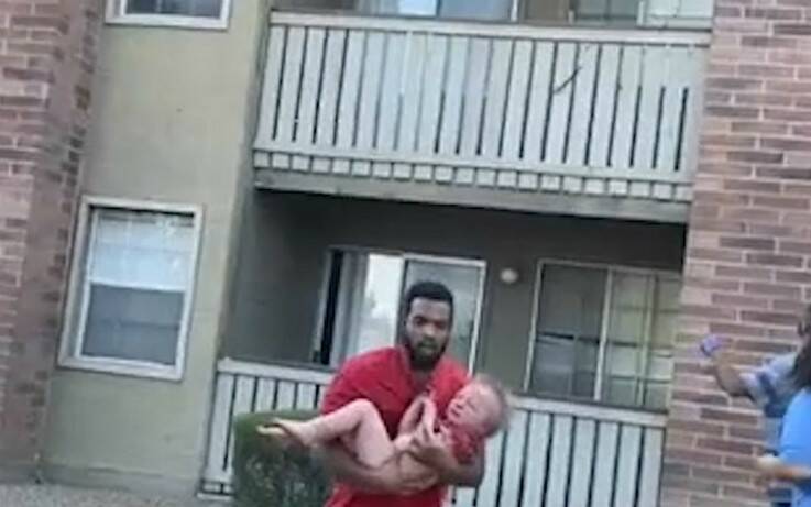 Πρώην αθλητής έπιασε μωρό που πέταξε η μητέρα του από τον δεύτερο όροφο για να το σώσει από φωτιά