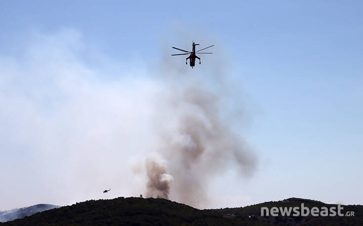 Χωρίς ενεργό μέτωπο αλλά με πολλές διάσπαρτες εστίες η πυρκαγιά στο Λαύριο