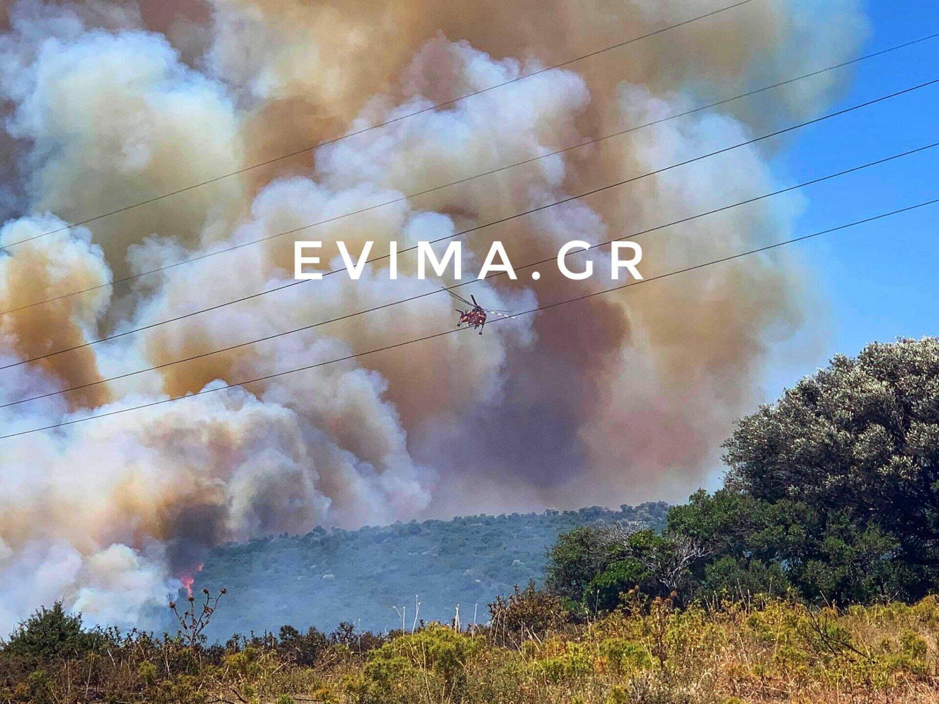 Εύβοια: Ανεξέλεγκτη η φωτιά στους Ραπταίους της Καρύστου – Στο σημείο επιχειρούν κι εναέρια μέσα